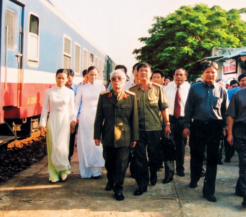 Lãnh đạo và nhân dân Quảng Bình đón đại tướng vào thăm. Ảnh chụp tại ga tàu Đồng Hới sáng 4.11.2004.